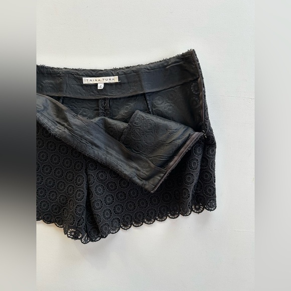 Trina Turk Eyelet Lace Appliqué Scalloped Shorts Black
Pockets Women's Size 2 - Picture 8 of 12